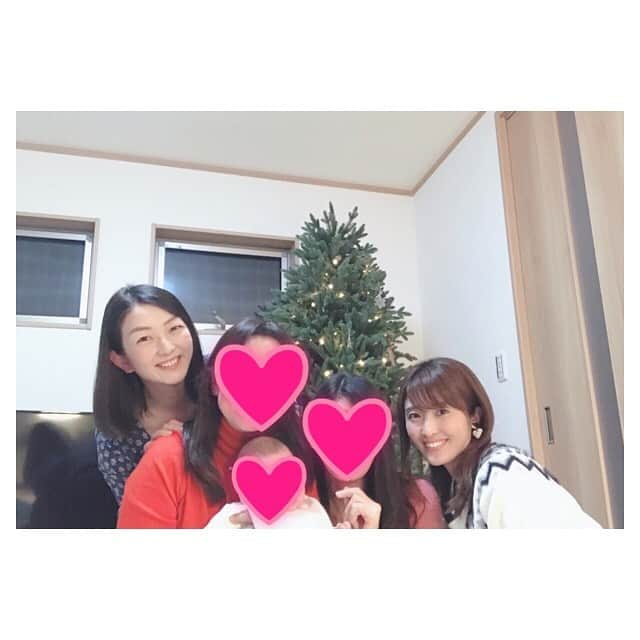 川口智美さんのインスタグラム写真 - (川口智美Instagram)「親子共々死ぬほど仲の良い 美帆と美帆ママ&babyに、 会いに行ってきました👶🎄 母と一緒に🤱  母親同士がとにかくテンション高くて面白いので、娘達はもう笑い過ぎて 今日一日で腹筋割れました🤣 最後は、急に母が 「これ小顔に見えるらしい！」と 言い出した裏ピースポーズで✌️w(いや、これ何なん😂) 美帆の旦那さんも巻き込んでしまい ごめん🙇‍♀️ww  楽しい時間を有難うーっ💕  #出産祝い #ダンス部 #高校 #baby #今月会い過ぎな件」12月1日 18時09分 - horipro_satomikawaguchi