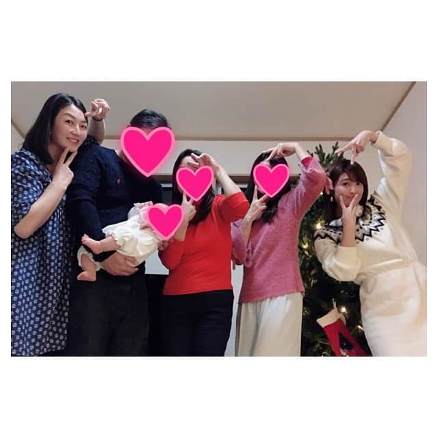 川口智美さんのインスタグラム写真 - (川口智美Instagram)「親子共々死ぬほど仲の良い 美帆と美帆ママ&babyに、 会いに行ってきました👶🎄 母と一緒に🤱  母親同士がとにかくテンション高くて面白いので、娘達はもう笑い過ぎて 今日一日で腹筋割れました🤣 最後は、急に母が 「これ小顔に見えるらしい！」と 言い出した裏ピースポーズで✌️w(いや、これ何なん😂) 美帆の旦那さんも巻き込んでしまい ごめん🙇‍♀️ww  楽しい時間を有難うーっ💕  #出産祝い #ダンス部 #高校 #baby #今月会い過ぎな件」12月1日 18時09分 - horipro_satomikawaguchi