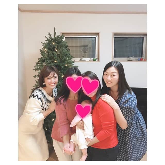 川口智美のインスタグラム：「親子共々死ぬほど仲の良い 美帆と美帆ママ&babyに、 会いに行ってきました👶🎄 母と一緒に🤱  母親同士がとにかくテンション高くて面白いので、娘達はもう笑い過ぎて 今日一日で腹筋割れました🤣 最後は、急に母が 「これ小顔に見えるらしい！」と 言い出した裏ピースポーズで✌️w(いや、これ何なん😂) 美帆の旦那さんも巻き込んでしまい ごめん🙇‍♀️ww  楽しい時間を有難うーっ💕  #出産祝い #ダンス部 #高校 #baby #今月会い過ぎな件」