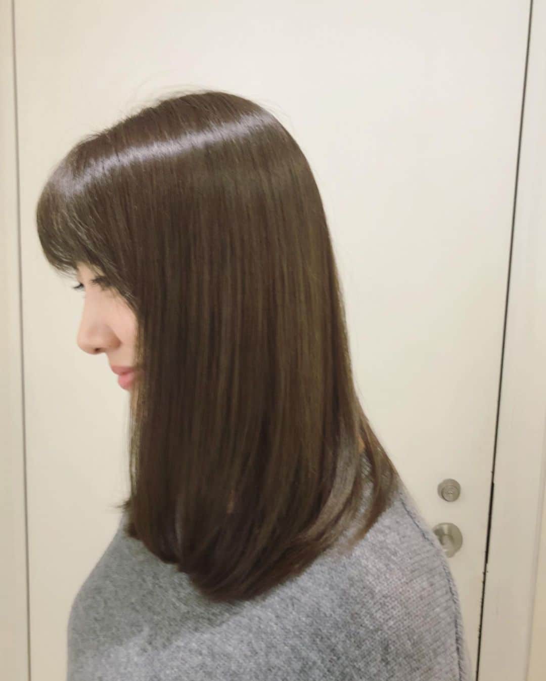 安めぐみさんのインスタグラム写真 - (安めぐみInstagram)「カラーとトリートメントで、 髪が生き返りました✨ ありがとうございます😊 #hair #air銀座tower」12月1日 18時13分 - yasu_megumi_official