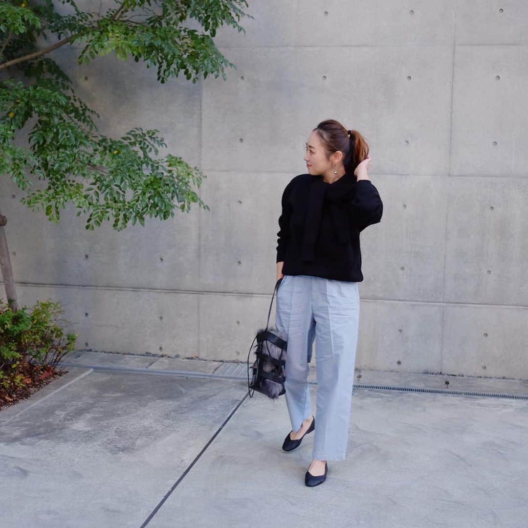 Keikooooooのインスタグラム：「#code 🖤💙 @mite__official のパンツの色に 一目惚れ🧚🏻‍♂️ozocのknit着過ぎ☝️ コーデ撮影してたら、有名なインスタグラマーさんに遭遇笑。ドキドキでした😂💓#壁待ち爆🤣 . #ozoc_c4 #mite #zara #ivysecret #trefleplusone #blanc_official_jp」