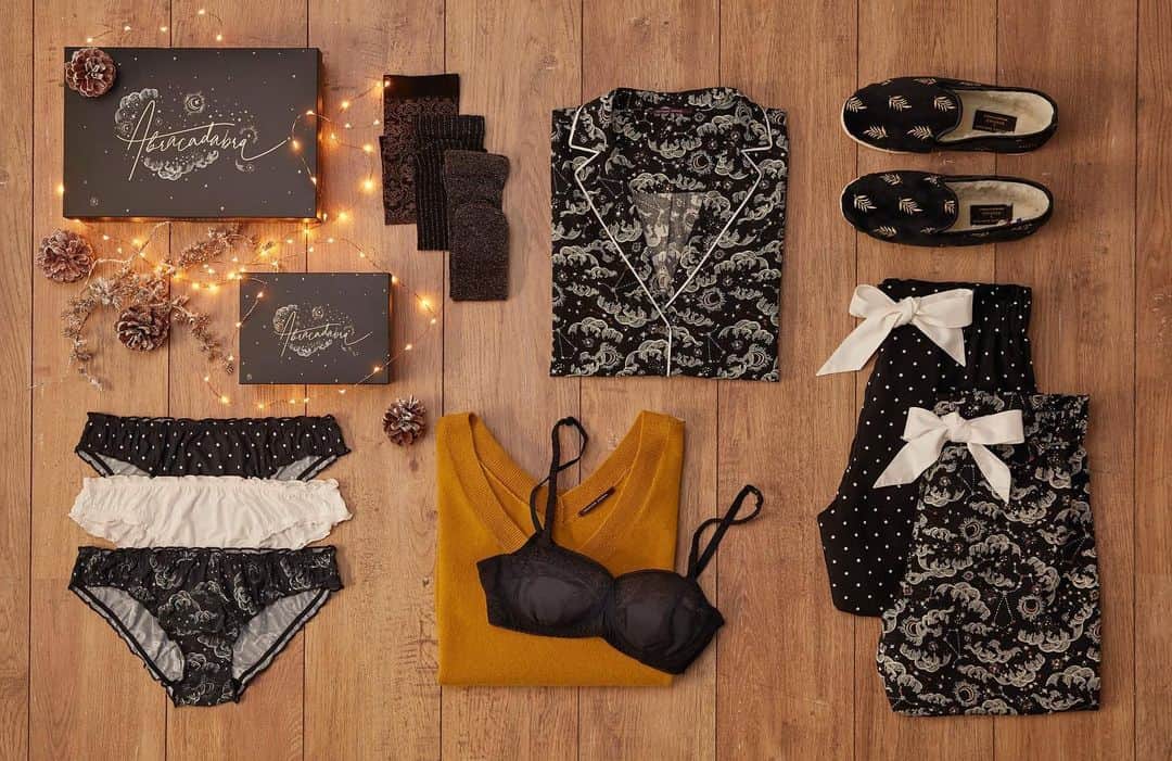 のインスタグラム：「En cette fin d’année nous avons envie de vous gâter ! Rendez-vous dès demain pour ouvrir la première case de notre calendrier de l’Avent ✨  Pleins de surprises et de cadeaux magiques à découvrir 🎁  #princessetamtam #noelmagique #calendrierdelavent#noeltamtam」