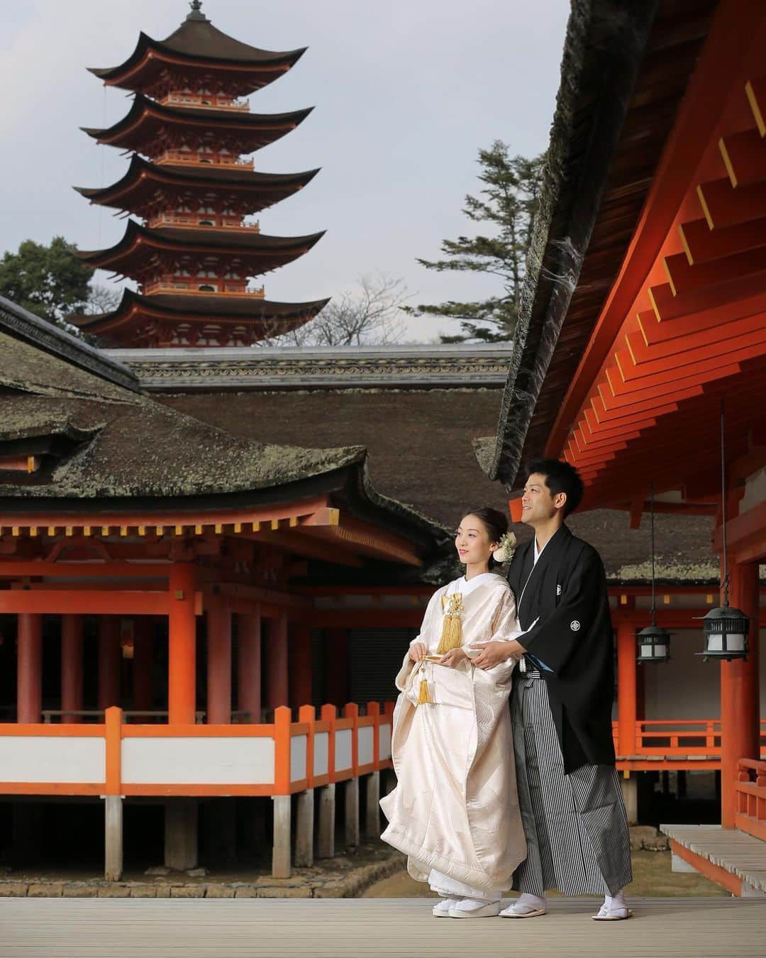 家族挙式さんのインスタグラム写真 - (家族挙式Instagram)「@kazoku_wedding をフォローして、 #家族挙式 でお写真を投稿してくださいね＊* . ------------------- 厳島神社での前撮りの撮影は 和装の魅力を最大限に引き出してくれ、 古き良き日本の美しさを 存分に感じることができます◎  会場：#厳島神社 ------------------- . ❁テレビCM放映中 ▹▸ ”家族挙式ベスト”なら 【挙式・衣裳・美容・写真】が含まれたプランが99,000円〜叶います＊ ▽予約はTOPのリンクから❁ >>> @kazoku_wedding ------------------- #家族挙式 #ベストアニバーサリー #家族 #Family #家族婚  #bestanniversary #少人数婚 #ウェディング #結婚式準備 #結婚式 #フォトウェディング #プレ花嫁 #卒花 #日本中のプレ花嫁さんと繋がりたい #花嫁 #卒花嫁 #国内挙式  #weddingdress #ウェディングドレス #プラコレ #Dressy花嫁 #2020年春婚 #2020夏婚 #2019年冬婚 #セントアクアチャペル #和装 #白無垢 #神社婚 #和婚」12月1日 18時19分 - kazoku_wedding