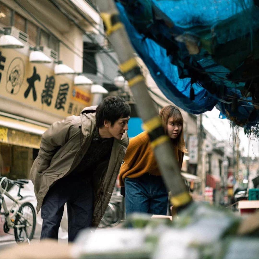 のインスタグラム：「白菜買いたいのに店のおばちゃんがおらん…  #「すいませーん」 #「…」 #「すいませーん」 #「…」 #奥の畳の部屋には誰かおる #よく見たらおばちゃんが #おっちゃんと #アジフライ食べてる #聞こえてるのに見向きもせん #「すいませーん！」 #おっちゃんが一回こっち見た #気づいてるやん #哀愁一コマ芝居」