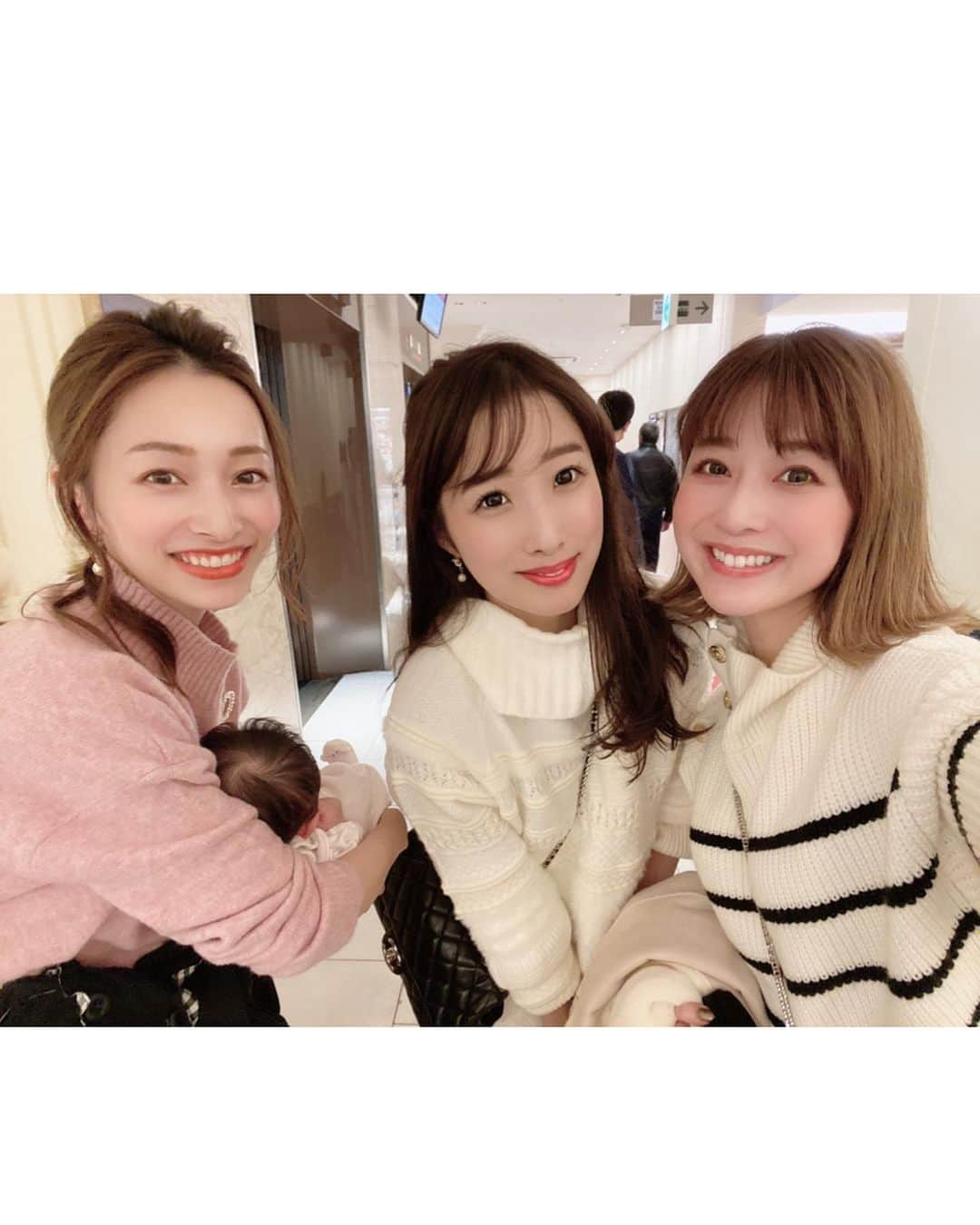 水野佐彩さんのインスタグラム写真 - (水野佐彩Instagram)「・ 先日のハワイ会🌺 7年前くらいに一緒にハワイに仕事で行った3人が まさか同級生ママになるとは❣️ 感慨深いです👶🏻💕 よしりさのbabyにも会えて嬉しかった💓 welcomebabyありがとう🍰🌼 先輩ママたちがなんでも教えてくれるから 本当に本当に心強くて。 不安もいつもすぐ解消できる環境で 妊婦生活を送ることができています🥺🍀 ありがたいなあ。 ・ しっかし お腹が痒くて痒くて痒くて もうこればかりは どうにもならないです🤰🏼w 実家にて発狂中🤣🤣 掻きむしったら跡になるよねえ😣 オイルとか塗りたくっていても こんなに痒いってどーゆうこと🙃 さて。 12月だあ☃️☃️☃️ #coordinate  tops#thevirgnia @the_virgnia  skirt#chocoa @chocoa_official  bag#zara @zara shoes#rogervivir @rogervivier  #sサイズコーデ  #153cmコーデ #おちびコーデ #おちびの輪 #妊婦コーデ #マタニティコーデ #妊娠9ヶ月 #マタニティライフ #ぷんにーらいふ」12月1日 18時25分 - saaya_mizuno