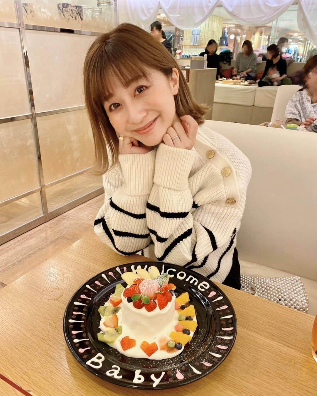 水野佐彩さんのインスタグラム写真 - (水野佐彩Instagram)「・ 先日のハワイ会🌺 7年前くらいに一緒にハワイに仕事で行った3人が まさか同級生ママになるとは❣️ 感慨深いです👶🏻💕 よしりさのbabyにも会えて嬉しかった💓 welcomebabyありがとう🍰🌼 先輩ママたちがなんでも教えてくれるから 本当に本当に心強くて。 不安もいつもすぐ解消できる環境で 妊婦生活を送ることができています🥺🍀 ありがたいなあ。 ・ しっかし お腹が痒くて痒くて痒くて もうこればかりは どうにもならないです🤰🏼w 実家にて発狂中🤣🤣 掻きむしったら跡になるよねえ😣 オイルとか塗りたくっていても こんなに痒いってどーゆうこと🙃 さて。 12月だあ☃️☃️☃️ #coordinate  tops#thevirgnia @the_virgnia  skirt#chocoa @chocoa_official  bag#zara @zara shoes#rogervivir @rogervivier  #sサイズコーデ  #153cmコーデ #おちびコーデ #おちびの輪 #妊婦コーデ #マタニティコーデ #妊娠9ヶ月 #マタニティライフ #ぷんにーらいふ」12月1日 18時25分 - saaya_mizuno