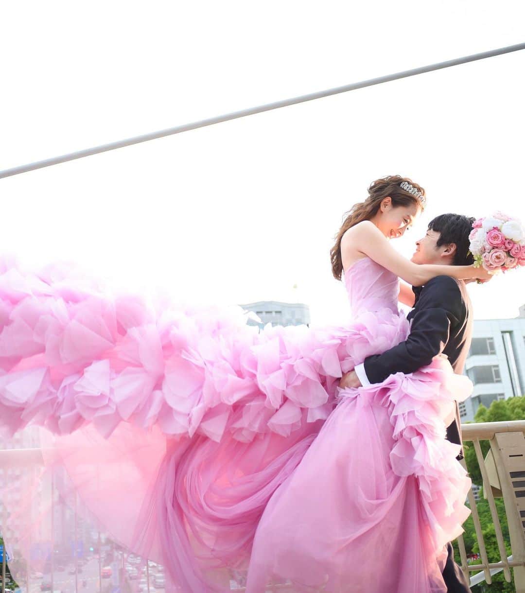 ラヴィ•ファクトリーさんのインスタグラム写真 - (ラヴィ•ファクトリーInstagram)「@laviefactory * 一枚一枚桜の花びらを表現した Vera wangの#ピンクヘイリー ドレス* 私たちが、花嫁さまの最も美しい姿を しっかりとシャッターに残します。 —————— ラヴィファクトリー名古屋店: @nagoya_laviephotography Photographer:@guppy_photograph AREA: JAPAN,NAGOYA,スタジオ Dress:#verawang —————— @laviefactoryをフォローして #laviefactory #ラヴィファクトリー のハッシュタグをつけて お写真を投稿してみてくださいね✳︎ . こちらの公式IG（@laviefactory） で取り上げさせていただきます✨ #wedding#weddingphotography #laviefactory #photo#生きる写真#ハートのある写真 #instawedding#結婚写真#ウェディング #ウェディングフォト #撮影指示書#ロケーションフォト #前撮り#プレ花嫁 #結婚準備#写真好きな人と繋がりたい #フォトウェディング#卒花 #おしゃれ花嫁#前撮り#後撮り #ウェディングニュース #ヴェラウォン #ピンクドレス #花嫁コーディネート #スタジオフォト」12月1日 18時25分 - laviefactory