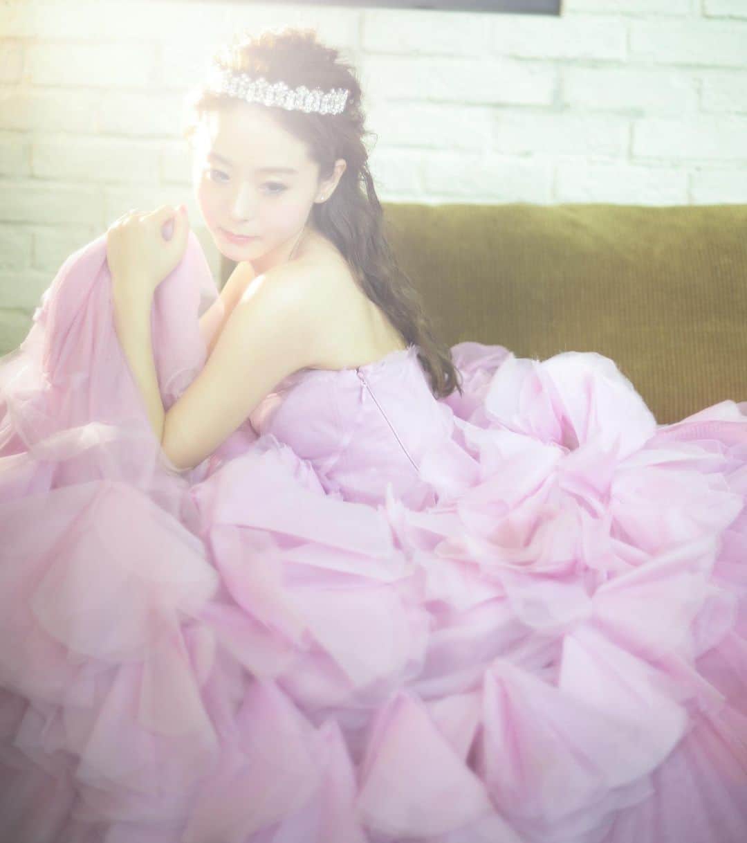 ラヴィ•ファクトリーさんのインスタグラム写真 - (ラヴィ•ファクトリーInstagram)「@laviefactory * 一枚一枚桜の花びらを表現した Vera wangの#ピンクヘイリー ドレス* 私たちが、花嫁さまの最も美しい姿を しっかりとシャッターに残します。 —————— ラヴィファクトリー名古屋店: @nagoya_laviephotography Photographer:@guppy_photograph AREA: JAPAN,NAGOYA,スタジオ Dress:#verawang —————— @laviefactoryをフォローして #laviefactory #ラヴィファクトリー のハッシュタグをつけて お写真を投稿してみてくださいね✳︎ . こちらの公式IG（@laviefactory） で取り上げさせていただきます✨ #wedding#weddingphotography #laviefactory #photo#生きる写真#ハートのある写真 #instawedding#結婚写真#ウェディング #ウェディングフォト #撮影指示書#ロケーションフォト #前撮り#プレ花嫁 #結婚準備#写真好きな人と繋がりたい #フォトウェディング#卒花 #おしゃれ花嫁#前撮り#後撮り #ウェディングニュース #ヴェラウォン #ピンクドレス #花嫁コーディネート #スタジオフォト」12月1日 18時25分 - laviefactory