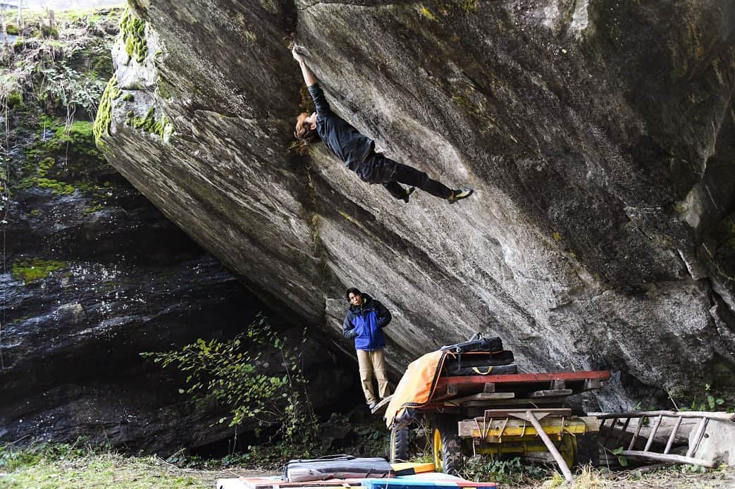 野村真一郎さんのインスタグラム写真 - (野村真一郎Instagram)「This boulder is many many element at every section... I'll keep getting better🔥🔥🔥 毎回惜しいを更新し続けてますが、なかなか一手が止められません。 自分のリーチ感的に他の人と同じスタート法では厳しく、支え手となっているホールドを左手でがっつり保持して距離出ししなきゃいけないので保持がかなり悪いけど、持ててれば出来るはずなので悔しい。 自分を信じて残りの日数まだまだ頑張ってみます！！ それにしてもoffthewagonは傾斜がやばい。 📸: @ryu____1  @unparallelup  @unparallel_nordic  @montura_official  @monturajapan  @hamasakichiryoin0929」12月1日 18時25分 - nomura_shinichiro