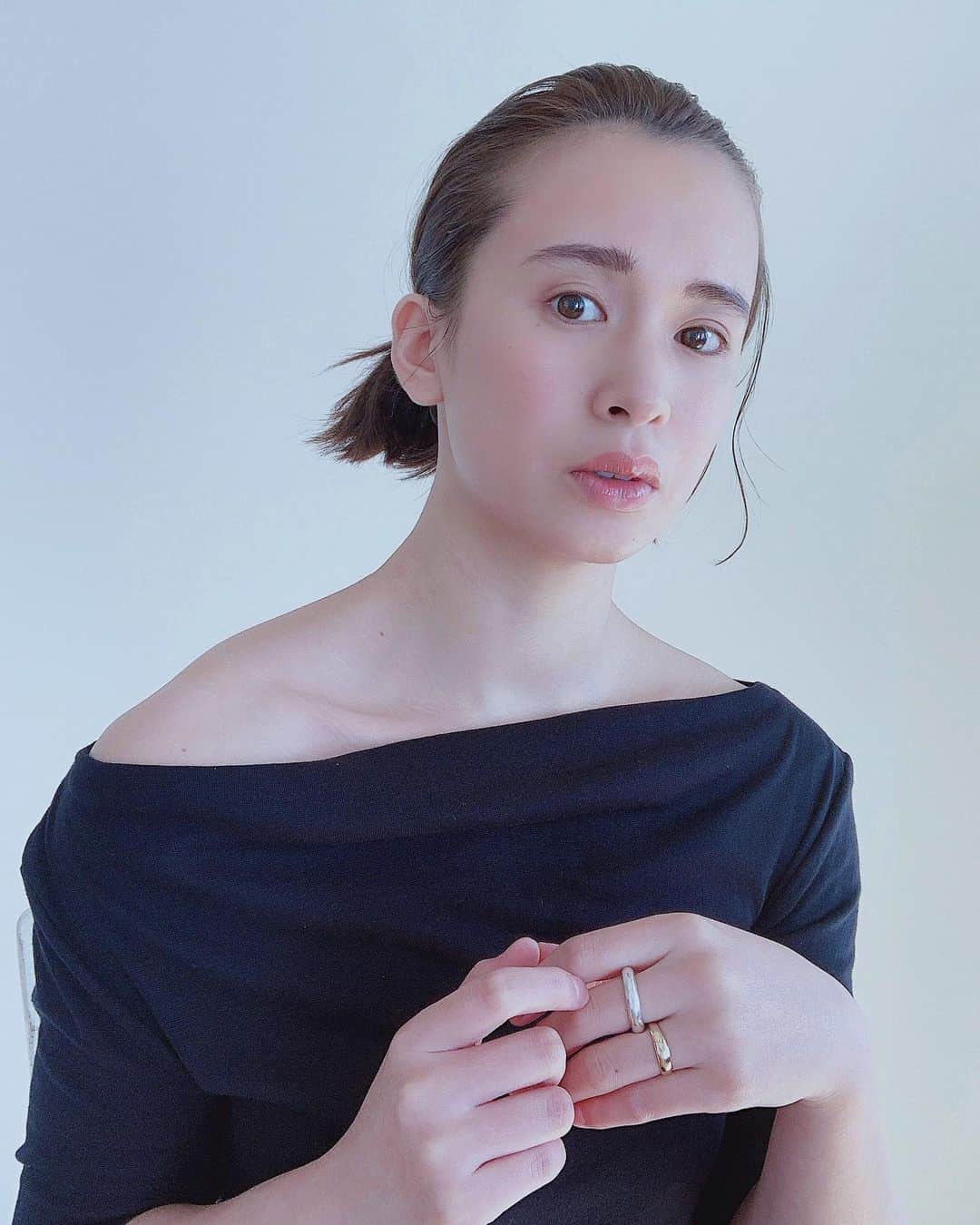 持永真実のインスタグラム：「ハイネックよりデコルテや首が綺麗に見える服が気分🖤﻿ ﻿ 今日もリップしか塗ってない😐﻿ どんどんメイクがシンプルになる﻿ ﻿ ﻿ #mochimami_ootd ﻿」