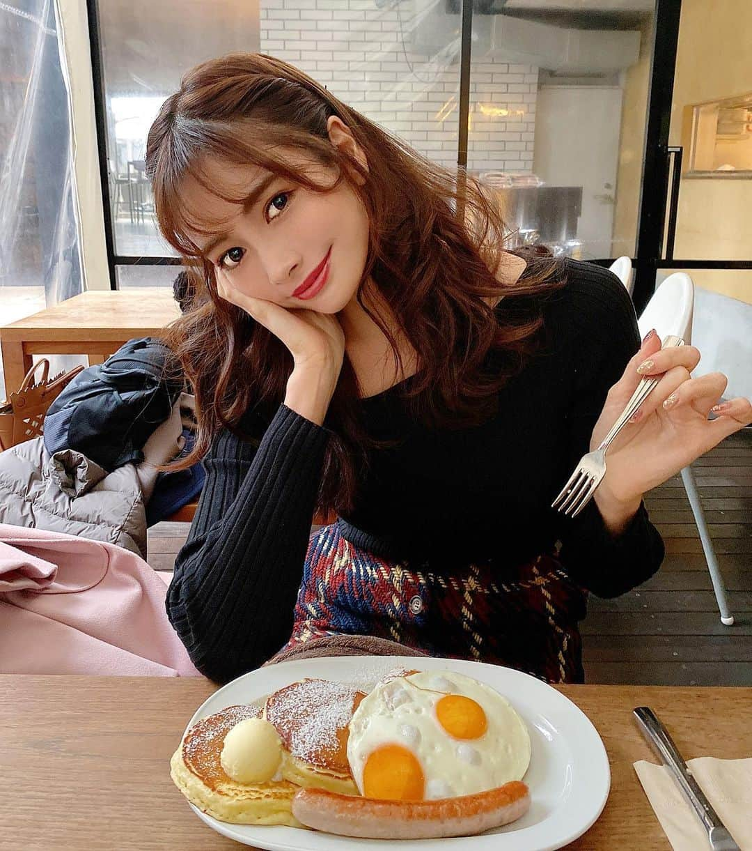 得あゆさんのインスタグラム写真 - (得あゆInstagram)「お腹空きすぎてペロリ。 最近お昼ご飯食べ過ぎて 夜ご飯食べれなくなる🥞笑 ・ crisscross 表参道 サラダとかサンドウィッチもあるよ🥪 食事系のパンケーキにハマってる🥺❣️ ・ ・ ・ ・ ・ ・ ・ ・ #パンケーキ#ソーセージ#目玉焼き#ランチ#お昼ごはん#おやつ#デザート#スイーツ#ヘルシー#ダイエット#女子会#デート#インスタ映え#カメラ女子#写真#ニット#冬服#コーディネート#カフェ#カフェ巡り#表参道#表参道カフェ#表参道ランチ#pancake#lunch#japanesegirl#knit#cafe#eggbenedict#omotesando」12月1日 18時26分 - tokuayu819