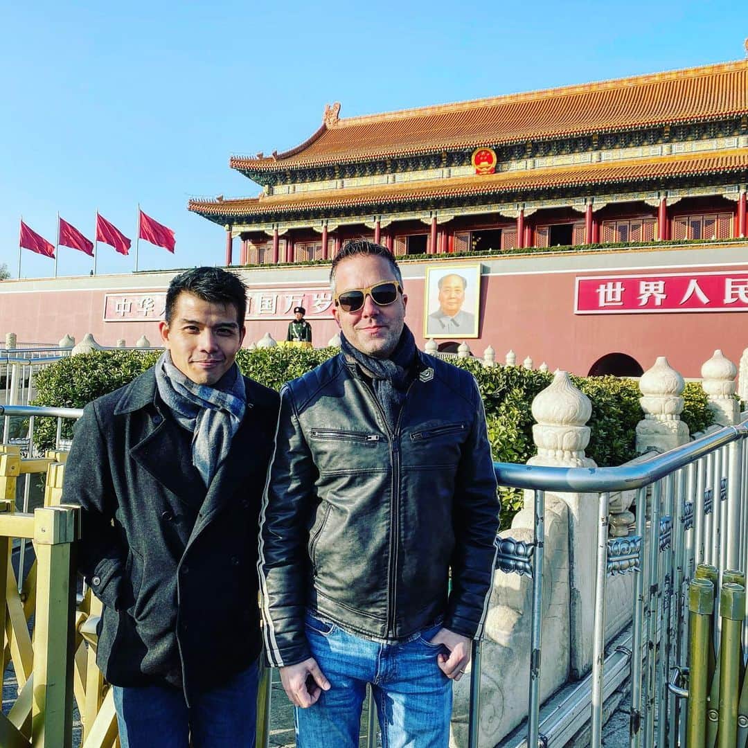 テリー・レオンさんのインスタグラム写真 - (テリー・レオンInstagram)「#Beijing Day 1 was an absolute success! #TempleofHeaven. #tiananmensquare, and the #forbiddencity with our fabulous guide Fiona from @the_chinaguide, who also took us to have some local eats (and our first #pekingduck). We also had a local snack called #tanghulu, which is Chinese Hawthorne berry covered in crystallized sugar. Yum!」12月1日 18時26分 - tellyleung
