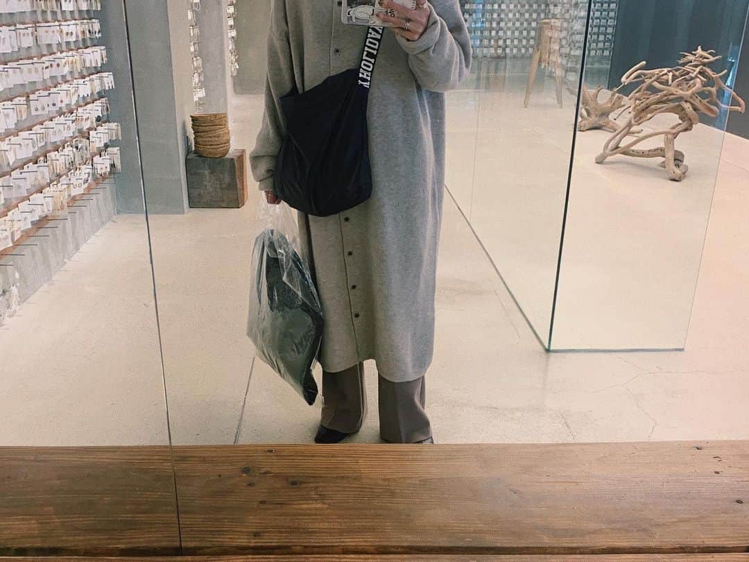 my9mj8のインスタグラム：「﻿ ﻿ ホンデ駅近く﻿ ﻿ H&M向かいに﻿ i am joyが入った5階建てビルができてた！！﻿ ﻿ 上の階の洋服も可愛かった〜！﻿ モノトーン中心で少し個性的なデザイン多め☝️﻿ ﻿ ﻿ カフェスペースも行きたかったけど﻿ タイミング合わず🥺﻿ ﻿ ﻿ #ファッション#コーデ#コーディネート#fashion #coordinate #code #オシャレ #ootd #outfit #wear﻿ #ホンデ#ソウル旅」