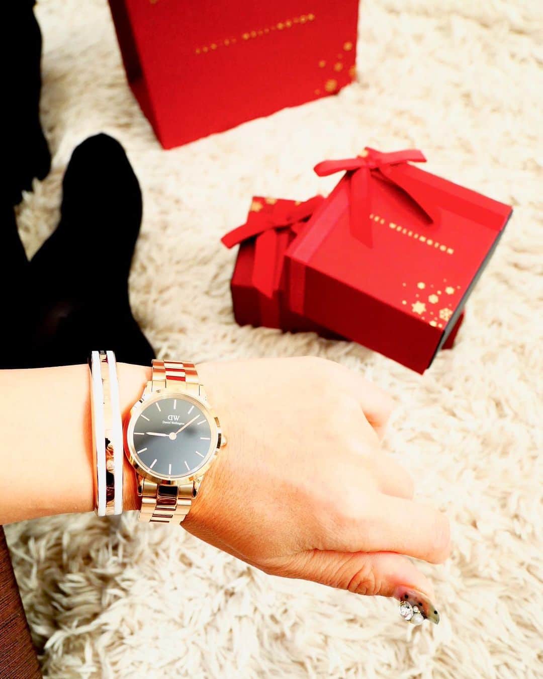 木嶋菜穂子のインスタグラム：「.﻿ ほしかった﻿ 素敵な腕時計が届いたー♡♡﻿ ﻿ ﻿#danielwellington  キレイなツヤマットの﻿ ローズゴールドのベルトに﻿ ﻿ ブラックフェイスが﻿ 大人女性の洗練さを﻿ 醸しだしてる( ´艸｀)﻿ ﻿ ﻿ ﻿ 普段あまり﻿ 時計をしてなかったけど﻿ ﻿ なんか﻿ この存在感が素敵で、﻿ ﻿ 冬のファッションを楽しむ時に﻿ つけたいな♡﻿ ﻿ ﻿ ﻿ ブレスとの重ねづけで﻿ また表情もかわってよき♡♡﻿ ﻿ ﻿ 大人気ダニエルウェリントン﻿ 2019年最大のブラックフライデー﻿ 期間限定セールがスタートしてるよ♡﻿ ﻿ ﻿ 11/25～12/2期間﻿ 🔻﻿ 腕時計とアクセサリーまたはストラップの購入で30%OFF﻿ ﻿ ②数量限定、一部の商品が最大50%OFF﻿ ③15%OFFクーポンコード併用可能、ギフトラッピング無料﻿ ﻿ ﻿ こちらのコードで15％OFF♡﻿ クーポンコード：naco01 ﻿ ﻿ （2020/1/15まで有効、DW公式直営店舗とオンラインショップにて使用可能）」