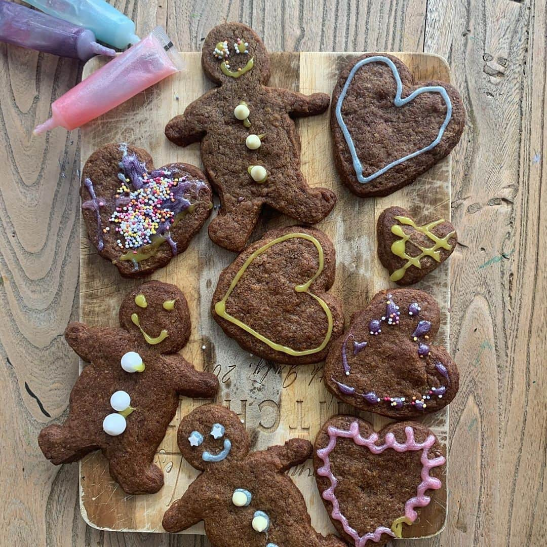 ファーン・コットンさんのインスタグラム写真 - (ファーン・コットンInstagram)「It was an early start in the Wood house hold so me and the kids made some gingerbread people and shapes from Happy Vegan! ❤️🌲」12月1日 18時43分 - fearnecotton