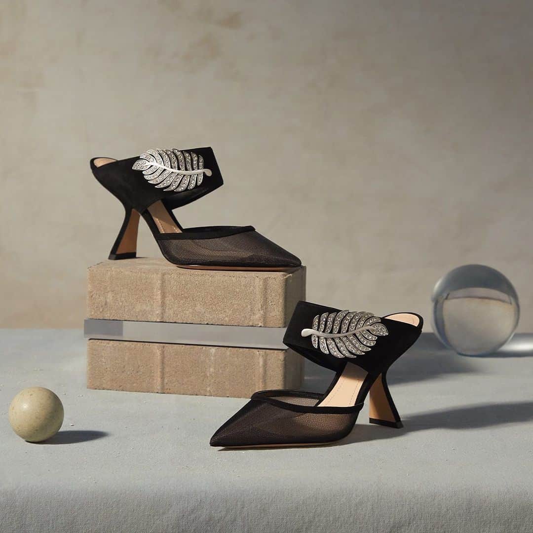MATCHESFASHION.COMさんのインスタグラム写真 - (MATCHESFASHION.COMInstagram)「Sculptural sensibilities define @nicholaskirkwood’s intrinsic design aesthetic, as presented by the Monstera mules. Set upon a distinctive curved heel, sheer mesh and soft suede are accented with a crystal-embellished leaf appliqué. Discover party heels by the label at the link in bio.」12月1日 18時43分 - matches