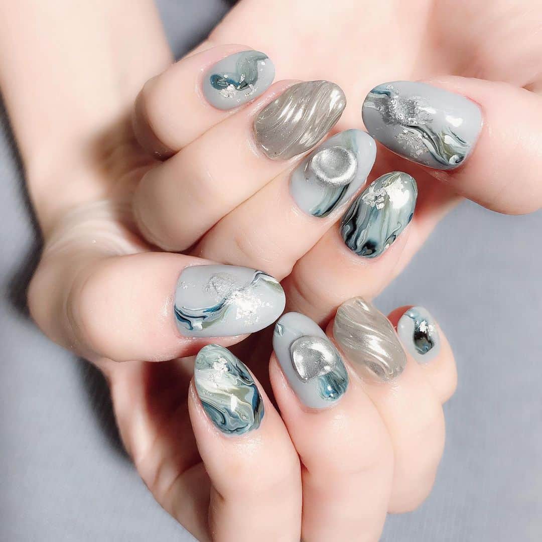 なかやまちえこのインスタグラム：「naturally. PREGEL 506（ベースカラー）.110.306.845.846 PREGELミューズ M022 MagicPowder 1silver きまぐれキャット　テラコッた7008 リキッドメタル　シルバー8002 #nail #nails #nailart #ネイル #美甲 #ネイルアート  #clou #nagel #ongle #ongles #unghia #japanesenailart #manucure #네일 #젤네일 #네일아트 #네일리스트 #japanesenails #manicurist #gelnails #أظافر #ニュアンスネイル #marblenails #stonenails」
