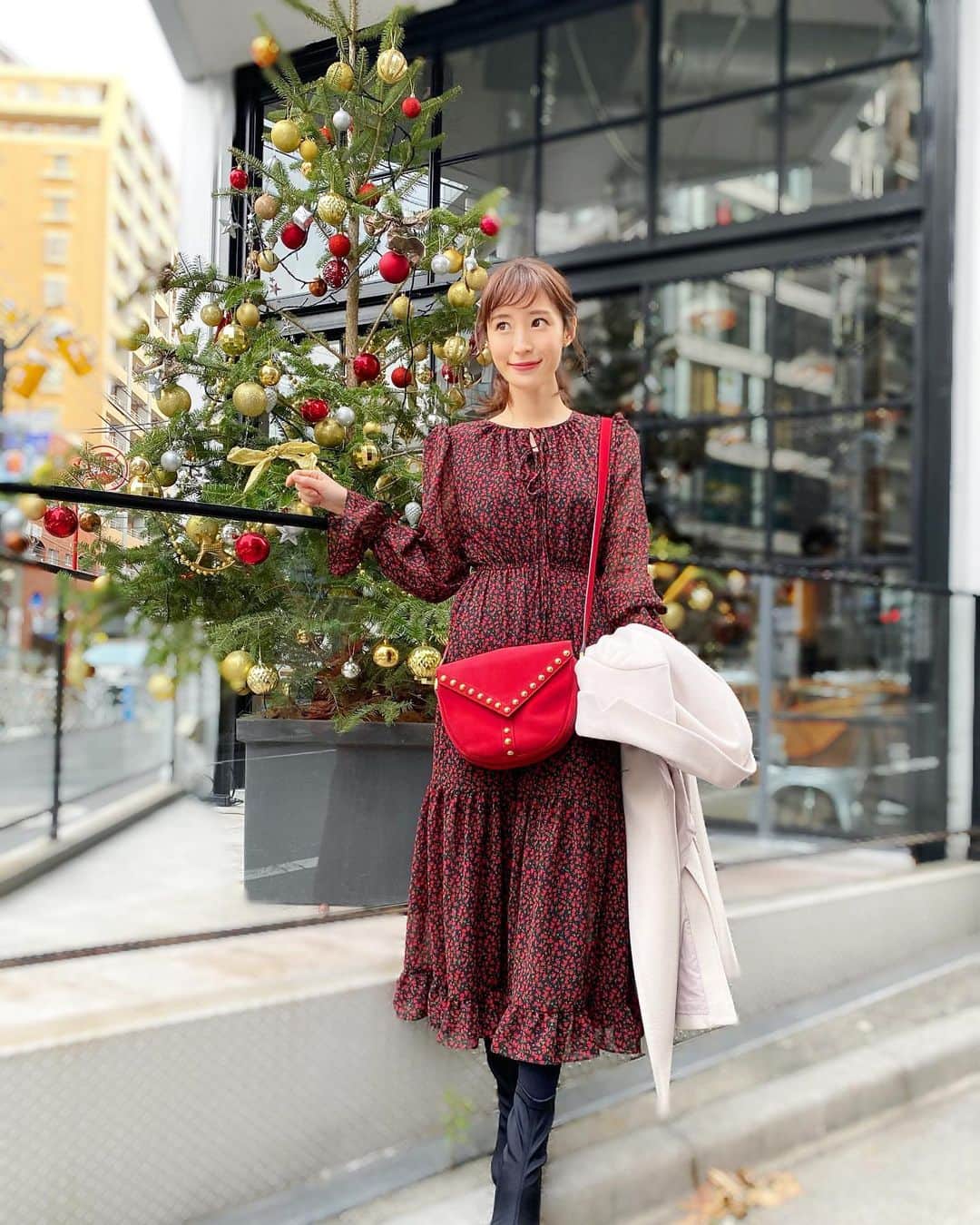 小林真由のインスタグラム：「⋆﻿ ⋆﻿ 何枚持っていても欲しくなる花柄のワンピース。﻿ ブラックに赤のローズが可愛い🙈🌹﻿ ちょっとした食事にも着やすくてお気に入りです♡﻿ 飽きのこないデザイン🥺﻿ ﻿ one-piece: @imvely_jp #imvely﻿ ﻿ #イムブリー #ブリーブリー #velyvely #ネット通販 #ネットショッピング #韓国ファッション #コーデ #ママコーデ #女の子ママ #ママライフ #今日のコーデ」