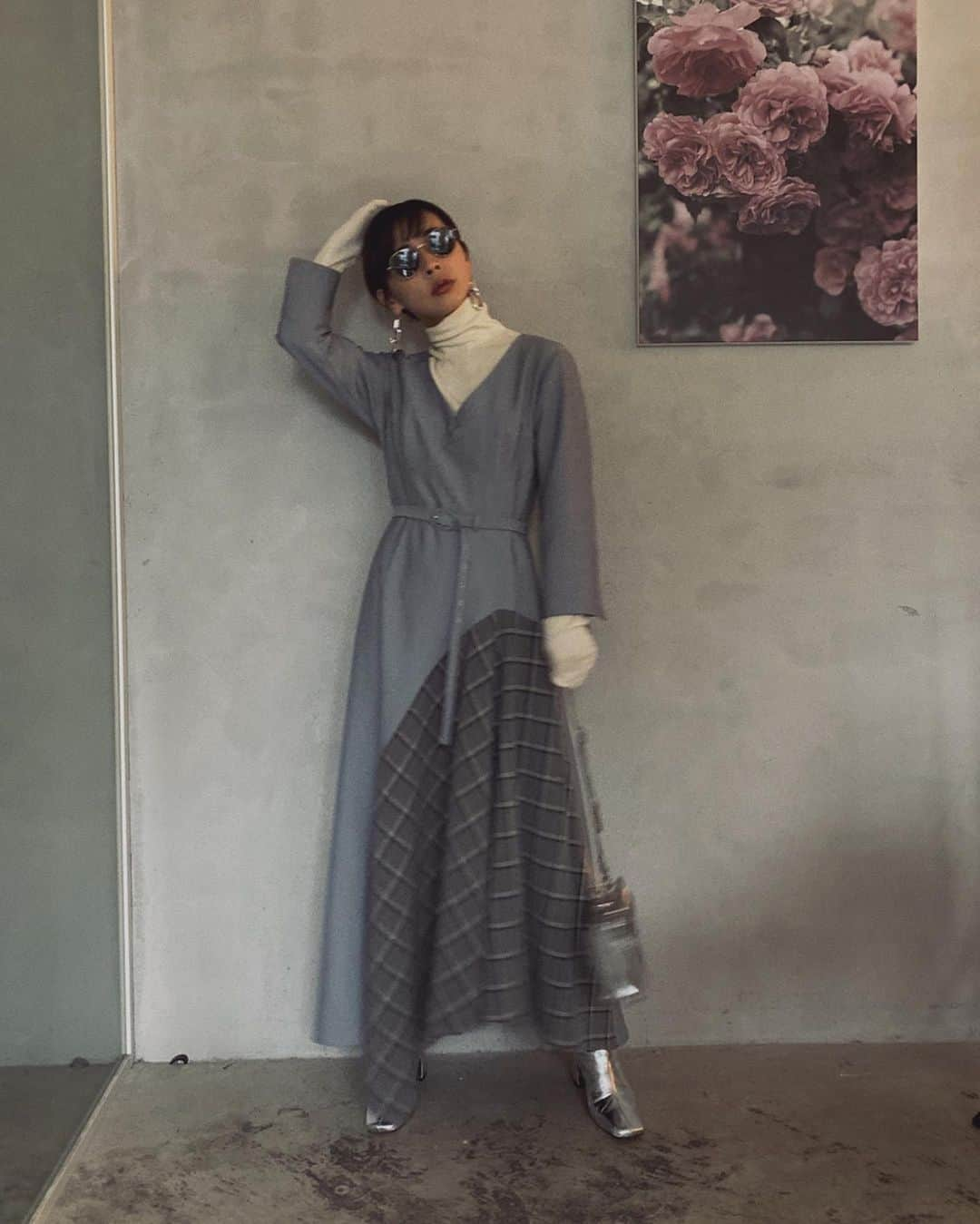 黒石奈央子さんのインスタグラム写真 - (黒石奈央子Instagram)「あめりふく。 . . LADY BRITISHI LIKE DRESS ¥19400+tax 12/6 . 今年のアメリクリスマスドレスライン。 Vネックのドレスにチェックをドッキング。シルエットがかなり綺麗で女子会にもデートにも使えるドレスを作ったよ！ . .  @ameri_shinjuku @amerivintage @ameri_daikanyama @ameri.shinsaibashi #ameri#amerivintage #fashion #vintagefashion #coordinate#ootd#outfit#osanposnap #705_outfit #大人ファッション #大人コーディネート #大人スタイル #modestyle #modefashion#modecasual」12月1日 18時51分 - blackstone705