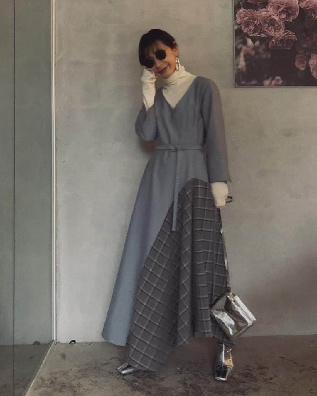 黒石奈央子さんのインスタグラム写真 - (黒石奈央子Instagram)「あめりふく。 . . LADY BRITISHI LIKE DRESS ¥19400+tax 12/6 . 今年のアメリクリスマスドレスライン。 Vネックのドレスにチェックをドッキング。シルエットがかなり綺麗で女子会にもデートにも使えるドレスを作ったよ！ . .  @ameri_shinjuku @amerivintage @ameri_daikanyama @ameri.shinsaibashi #ameri#amerivintage #fashion #vintagefashion #coordinate#ootd#outfit#osanposnap #705_outfit #大人ファッション #大人コーディネート #大人スタイル #modestyle #modefashion#modecasual」12月1日 18時51分 - blackstone705