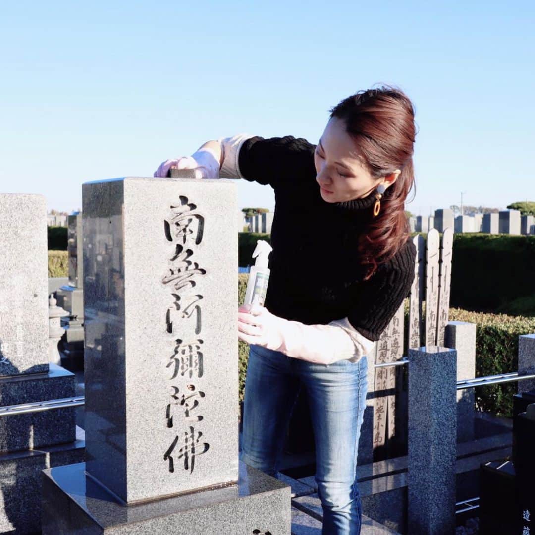 Sasaki Erikaさんのインスタグラム写真 - (Sasaki ErikaInstagram)「【お墓参りの習慣】 . 大切な仕事の前は必ずお墓参りに行きたくなる。 . . 初めの頃は分からずに タワシで擦れば良いのかと思っていましたが . 墓石は傷つきやすく 柔らかいスポンジで洗わないといけないのだそう！！ . . 凝り性ゆえに 墓石専用スポンジはもちろん 墓石専用クリーナーまで購入し この日も1時間くらいかけて磨いてしまいました…！← . . 寒くて鼻水垂らしながらでしたがw . お墓参りをすると心が洗われる気分です✨ . . . #お墓参り #お墓参り🙏 #お墓参り日和 #御先祖様にご挨拶 #御先祖様ありがとう」12月1日 18時52分 - sasaeri_erikasasakura