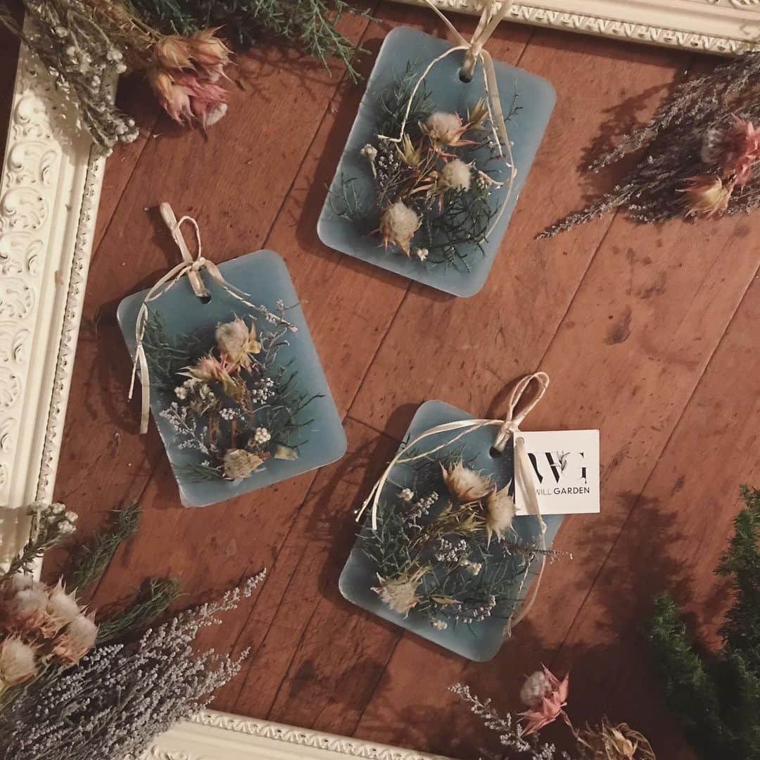 畑野ひろ子のインスタグラム：「@willgarden_official の Holiday Sachet（セルリア）  冬を感じさせる色と花材に加え、サシェ本体にシルバーのラメを施しました。 淡い色合いのセルリアはホリデーシーズンも長く楽しんでいただけます。 一年の終わりに、お世話になった方や感謝を伝えたい方へプチギフトとしても。 @willgarden_officialのホームページ" gift "からお願いします。  #willgarden #sachet #holiday #gift」