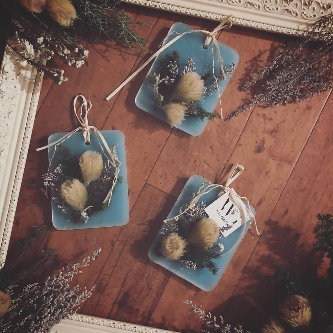 畑野ひろ子のインスタグラム：「@willgarden_official の Holiday Sachet（フィリカ）  冬を感じさせる色と花材に加え、サシェ本体にシルバーのラメを施しました。 ホリデーシーズンを長く楽しんでいただけます。 一年の終わりに、お世話になった方や感謝を伝えたい方へプチギフトとしても。 @willgarden_officialのホームページ" gift "からお願いします。  #willgarden #sachet #holiday #gift」