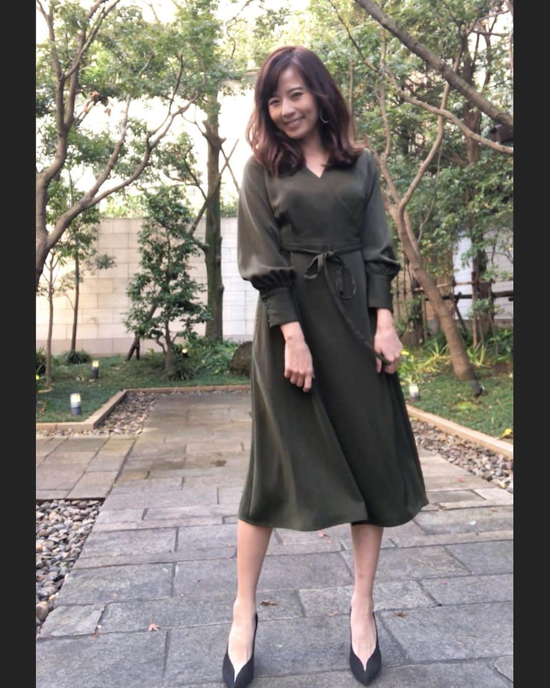 岩崎静羅さんのインスタグラム写真 - (岩崎静羅Instagram)「☺︎ 155cm以下の方向けのブランド発見！ Sサイズやとちょっと丈が長かったり ところどころしっくりこないことが多いんですが さすが、専門！ジャストフィットー！！ やはりサイズ感って大切ですね^ ^ * 【締めるところは閉める！笑】 大人かわいいのためのMyルール🤣笑笑 * ーーーcoodinateーーー DRESS... #cohina @cohina.official  SHOES... #jimmychoo  ーーーーーーーーーーーーー #155cm  #Sサイズコーデ #プチプラ  #大人かわいい #カジュアルコーデ  #着まわしコーデ #エロふわボディ  #大人カジュアル #楽チン  #大人かわいいへの道」12月1日 19時06分 - seeeeiiiiraaaa