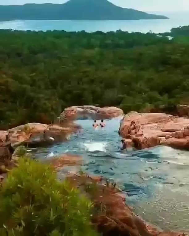 のインスタグラム：「Now, this is what we call a pool with a view!😍 @reubennutt cooled off at the top of #ZoeFalls whilst hiking on #HinchinbrookIsland off the coast of @queensland recently. You can get here by trekking the 32km Thorsborne Trail in Hinchinbrook Island National Park, where only 40 walkers are allowed at any one time. The island can only be reached by boat; so you can either catch a ferry from Lucinda and Cardwell in @townsvillenorthqueensland or book a guided tour with @hinchinbrook.resorts or @visithinchinbrook. Meet you there!  #seeaustralia #thisisqueensland #townsvilleshines #cassowarycoast #hinchinbrookway #hiking #travel」