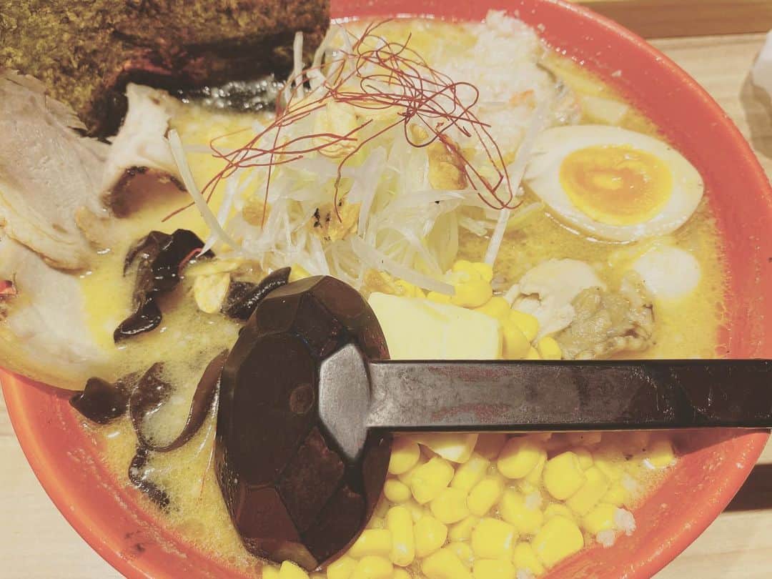 田添菜穂子さんのインスタグラム写真 - (田添菜穂子Instagram)「札幌の美食の締めは、味噌ラーメン🍜 「ラーメンにカニとかホタテとか載ってるのは地元の人は食べないんだよね」って札幌出身の友達は言ってた‼️けど、私は観光客だから食べちゃう❤️そして満足…😆✨ 十勝牛乳ソフトは写真を撮る間もなく食べてしまいました🍦 「なほおば、ばいばーい」と何度もさけぶ姪たちの声が保安検査場で響いてて、うるっときました✨ また来ます、札幌✈️😆✨ #白樺山荘 #味噌ラーメン」12月1日 19時00分 - nahokotazoe