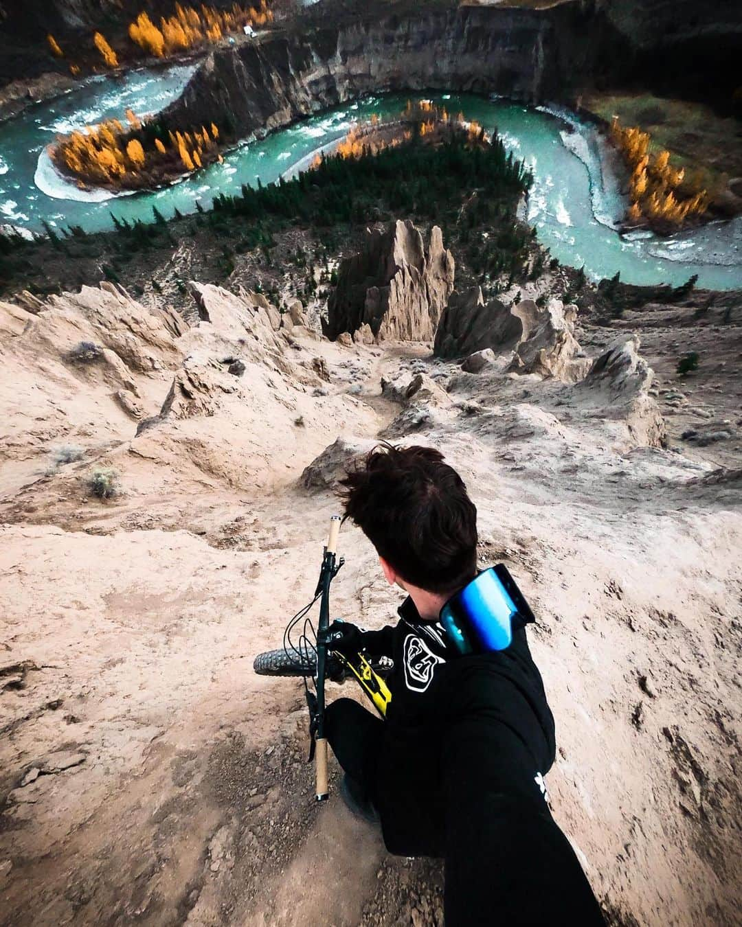 GoProさんのインスタグラム写真 - (GoProInstagram)「#SuperView でコースプレビュー。 📷 @alvaropenades + #GoProHERO8 Black. ・ #SuperView とは？ #GoProHERO8 Black ではデジタルレンズという4つの視野角が選択可能。 １. SuperView (16mm): もっとも広い視野 ２. 広角 (16-34mm): #GoPro ならではの視野 ３. リニア (19-39mm): 歪み無効、通常の視野 ４. 狭角 (27mm): ピンポイントであり精確な視野 ・ 詳細は製品タグをタップしてチェック👍 ・ ・ ・ #GoProJP #GoProMTB #MTB #マウンテンバイク #ダウンヒル」12月1日 19時01分 - goprojp