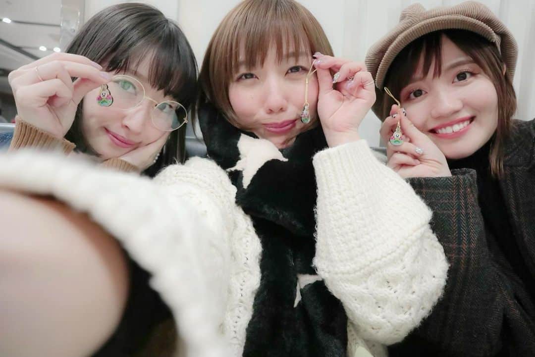 のぐちゆりのインスタグラム：「①ひゃくまんさん オソロストラップ💓  ②逆光でまんじゅうみたいな私  この日お天気も良くて旅日和だったな〜〜🤗 #金沢旅行」