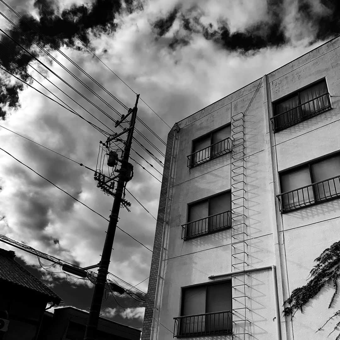 naotakeのインスタグラム：「非常口 - A fire escape / iPhone XR + Snapseed, 20191202 . . 美しいイルミネーションで飾られた表参道は大渋滞だったので、車内からゆっくり鑑賞。 . . bw12 #spicollective #royalsnappingartists #infamous_family #rsa_main #infinity_photo_cult #2_fineart #jp_gallery_member #jp_gallery_bnw #trb_bnw #wp_bnw  #bnw_life #bnwlife_member #bnw_life_shots #bnw_captures #world_bnw #top_bnw #team_jp_ #team_jp_モノクロ #ig_energy_bw #ig_nihon #streetphotographybnw #igersjp #blackandwhite #bnw #bnwphoto #monochrome #bw #bnwphotography #ShotOniPhone #asahi_photocon」