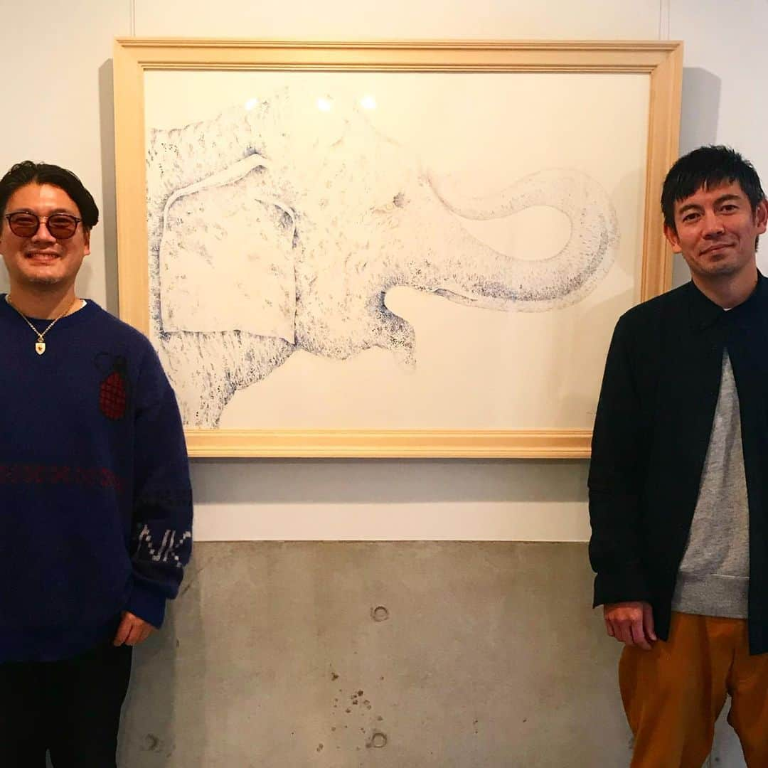 丸山敬太さんのインスタグラム写真 - (丸山敬太Instagram)「田中健太郎さんの葉山での個展 ー奇縁ー に最終日にギリギリ間に合う。  彼の描く生き物達は、崇高な魂を持ち、自然の中で生きつつどこか、何千年も時間を過ごしてきたかのような、力強さと優しさがある。  新作もとても素敵でした。 みれて良かった。  @kentaroutanaka」12月1日 19時09分 - keitamaruyama