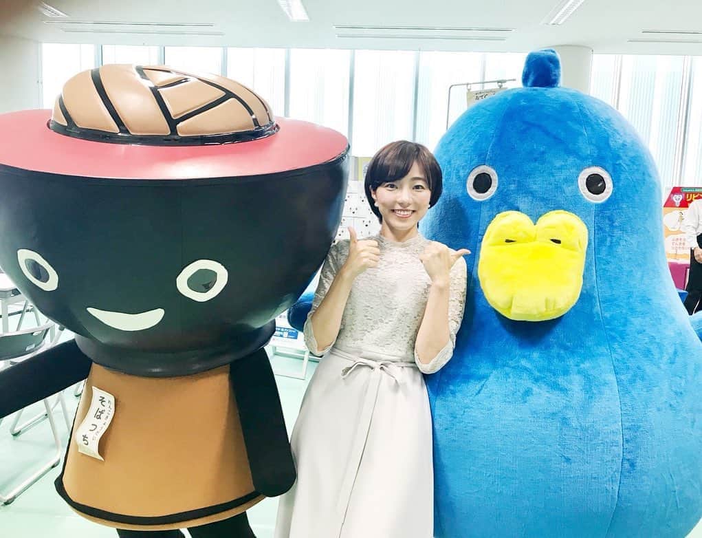 のインスタグラム：「盛岡で東北電力さんのイベント  岩手のゆるキャラ「そばっち」と東北電力のキャラクターまかぷぅと私。  三体とも なんだか目が笑っていない…  盛岡で気になった看板と食事と自動販売機を添えました。  不思議な国、盛岡。 愛おしすぎる、盛岡。  #盛岡 #冷麺  #ゆるキャラ #そばっち  #東北電力 #まかぷぅ  #おでcafe」