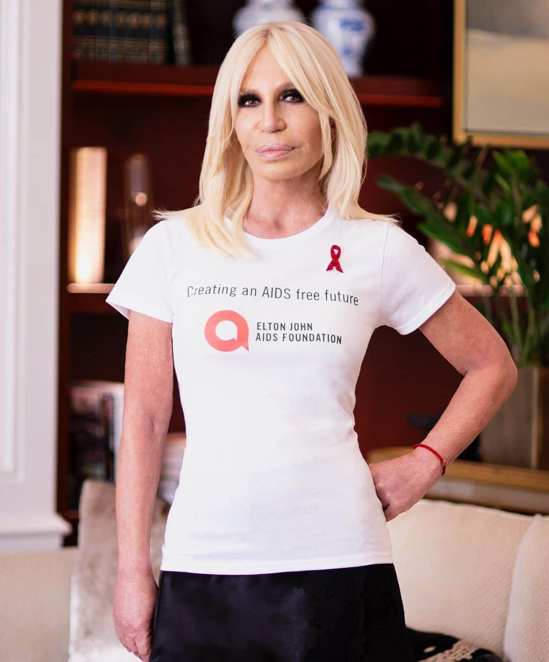 ドナテラ・ヴェルサーチさんのインスタグラム写真 - (ドナテラ・ヴェルサーチInstagram)「Today is #WorldAIDSDay, I support the Elton JohnAIDS Foundation (@EJAF) in their fight for an #AIDSfree future.  As patron of the Foundation I’m always blown away by the commitment of my friends @eltonjohn and @davidfurnish to the #HIV community.  Everyone deserves to live a healthy life, no matter who or where you are. So let’s fight for no more discrimination, no more HIV infections, and no more AIDS-related deaths.  Follow @ejaf to learn more about their incredible work and donate on ejaf.org/donate」12月1日 19時13分 - donatella_versace