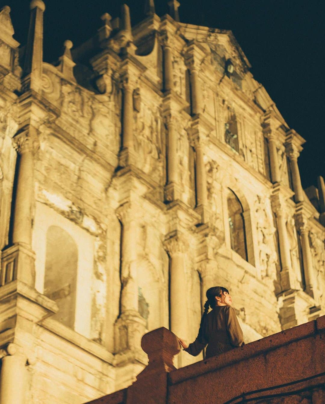 haru wagnusさんのインスタグラム写真 - (haru wagnusInstagram)「Night view of St.Paul’s cathedral ㅤㅤㅤㅤㅤㅤㅤㅤㅤㅤㅤㅤㅤ ㅤㅤㅤㅤㅤㅤㅤㅤㅤㅤㅤㅤㅤ マカオに5日間ほど旅に行ってきました。マカオの場所は香港の隣の半島で、大きさは世田谷区の半分程度です。とても小さな国なので、2日もあれば割と巡れます。  ㅤㅤㅤㅤㅤㅤㅤㅤㅤㅤㅤㅤㅤ カジノイメージが強いマカオですが、元々はポルトガル領地だったこともあり、ポルトガル建築や歴史的なカトリックの教会など多数あり、この写真の場所も有名な聖ポール天主堂跡。 ㅤㅤㅤㅤㅤㅤㅤㅤㅤㅤㅤㅤㅤ これも含めてこの一帯は世界遺産なものが多数あって、昼な多くの観光客で賑わいますが、夜は打って変わってライトアップの美しい夜景に包まれて写真欲が高まりました✨ ㅤㅤㅤㅤㅤㅤㅤㅤㅤㅤㅤㅤㅤ またちょくちょくマカオの旅を上げていきますので、良かったら見てね🇲🇴 ㅤㅤㅤㅤㅤㅤㅤㅤㅤㅤㅤㅤㅤ  #ExperienceMacao  #WegoXMacao #Wegotravel @wego_travel」12月1日 19時16分 - wagnus