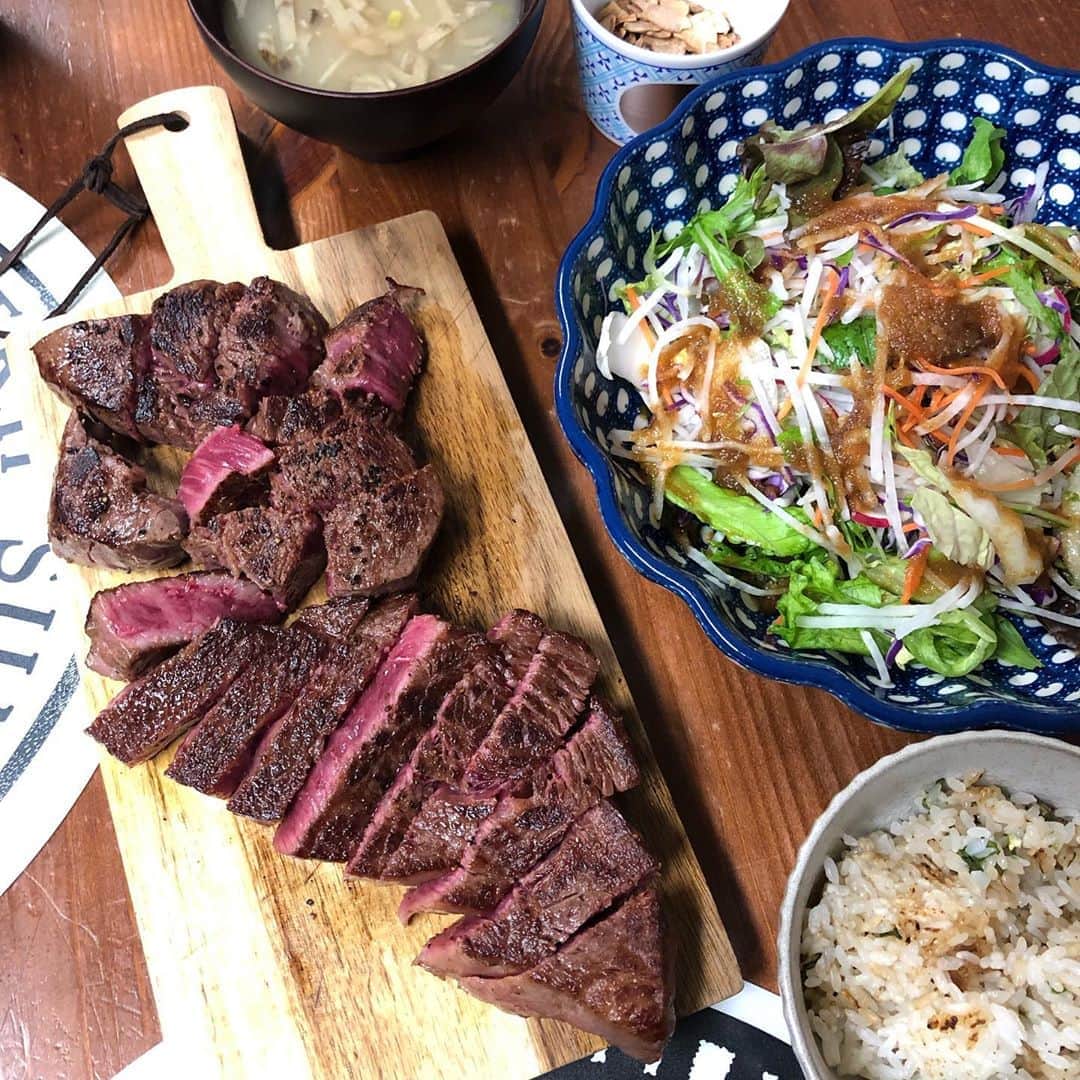 千秋さんのインスタグラム写真 - (千秋Instagram)「東京カウボーイのお肉でお家ステーキ🥩  お肉の焼き方はもう職人技の #mychef🍳 が焼いてくれました。初挑戦のガーリックライスも添えて。  #ステーキ #ガーリックライス #🥗 #千秋焼肉」12月1日 19時16分 - chiaki77777