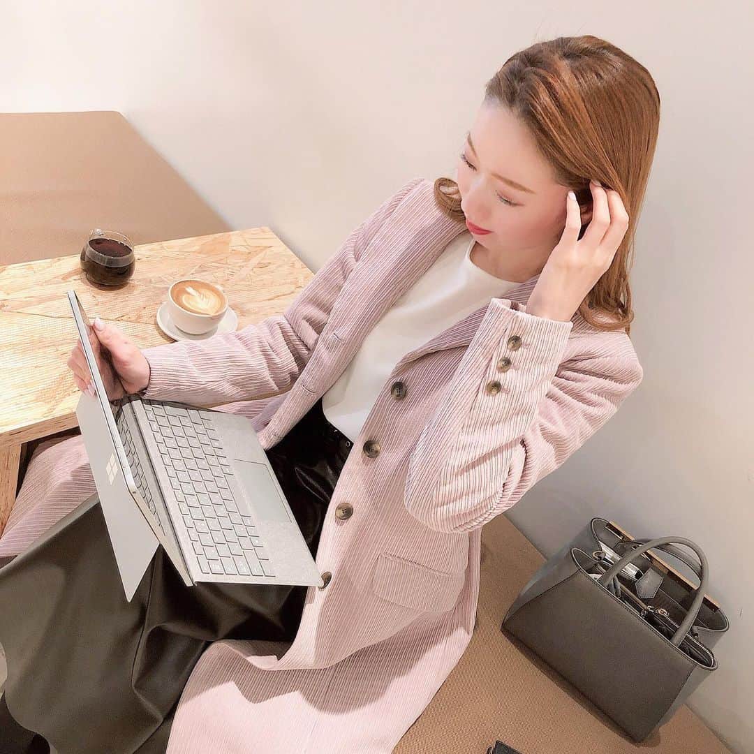 のインスタグラム：「今日は一番のりでブルボへ☕️ パソコンを開いてあれこれ考える時間♪ 話が盛り上がり滞在時間史上最高。  来年が楽しみ😊 #美容のお仕事」