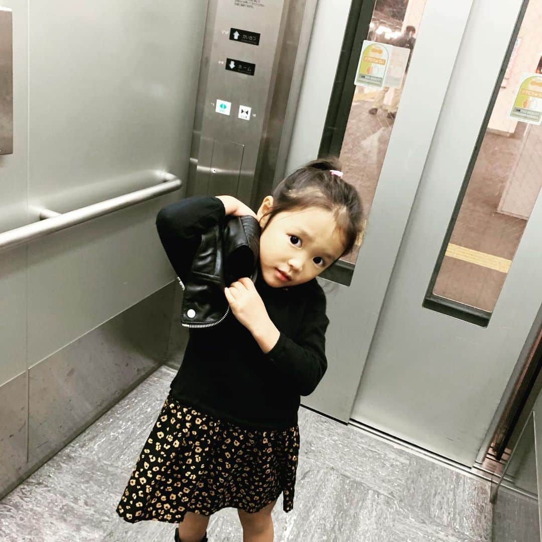 内藤陽子のインスタグラム：「もうすぐ5歳👱‍♀️ お花屋さんになりたいと言っていたのに、最近はYouTuberになりたいと…なんか複雑😅 とりあえず写真撮るとポーズをしてくるw ポストイットで毎日毎日たくさんのメッセージをくれる。 ままおつかれ。 はっぴーでいてね。 ままだいすき。 響く。泣  #あなたの母親になれて幸せです  #ニコ #ただ #将来の夢 #は #ゆっくり考えよう」