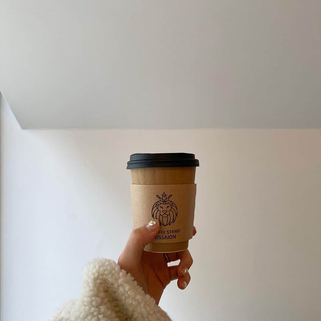 長谷川あやさんのインスタグラム写真 - (長谷川あやInstagram)「☕️☕️☕️ #coffeestandossaion #coffeestand #osaion #中野カフェ ・ ・ ・ 早い、、、早すぎる、、、 あっという間に12月突入😃💦 ・ ふらっと入ったコーヒー屋さんが とっても美味しくてほっこり💛 ・ けろと小夏とまったり日曜日👩‍👩‍👧💓 @kerosuke__0712 ・ 気づけばけろとは地元にいる頃から 14年も一緒にいるわけで、、、 そりゃ私達年とったよね🤣🤣🤣」12月1日 19時32分 - ayasuke_0516