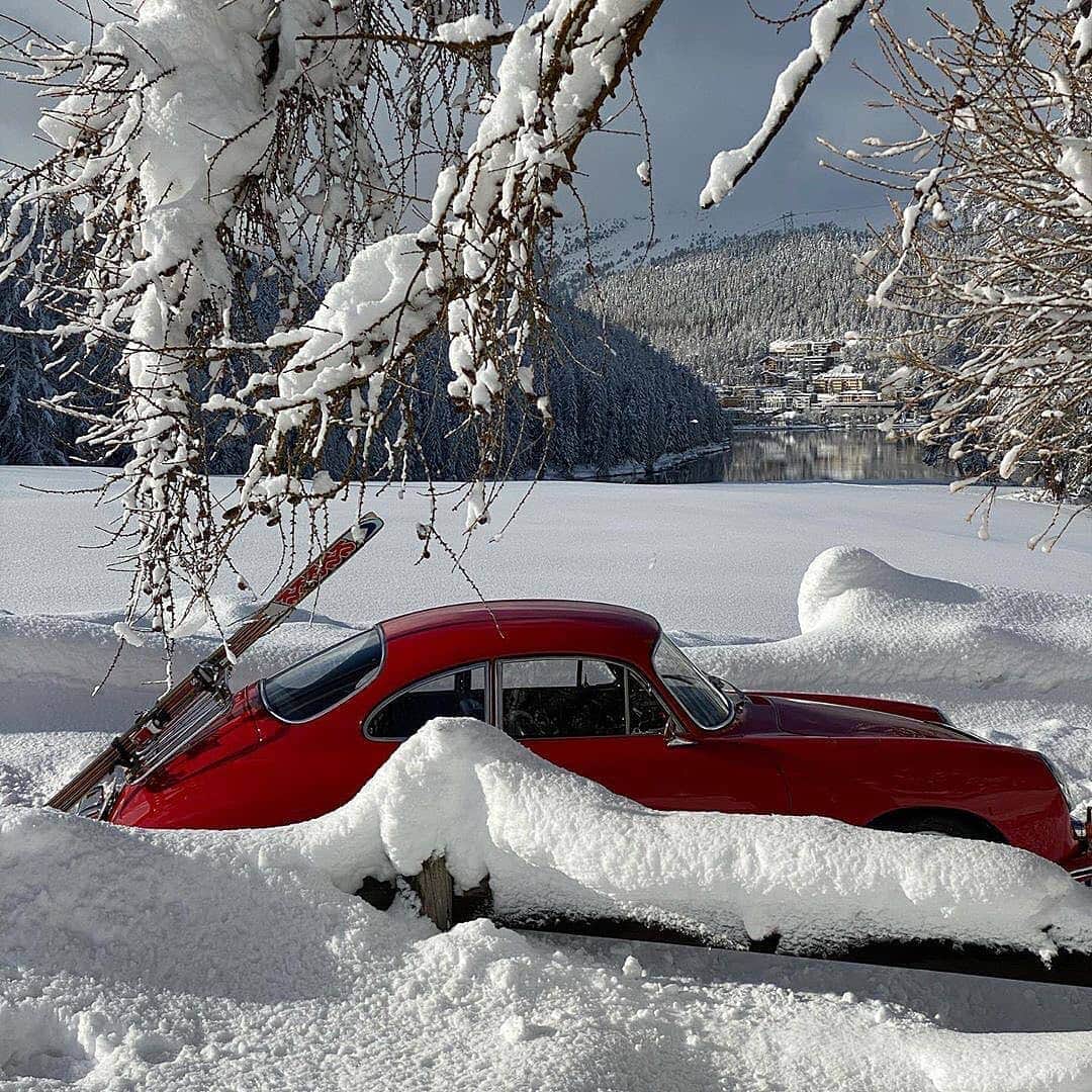 バリーさんのインスタグラム写真 - (バリーInstagram)「Dreaming of a white (and red) winter... _  Photo courtesy of @stmoritz #JourneyToSwitzerland」12月1日 19時32分 - bally