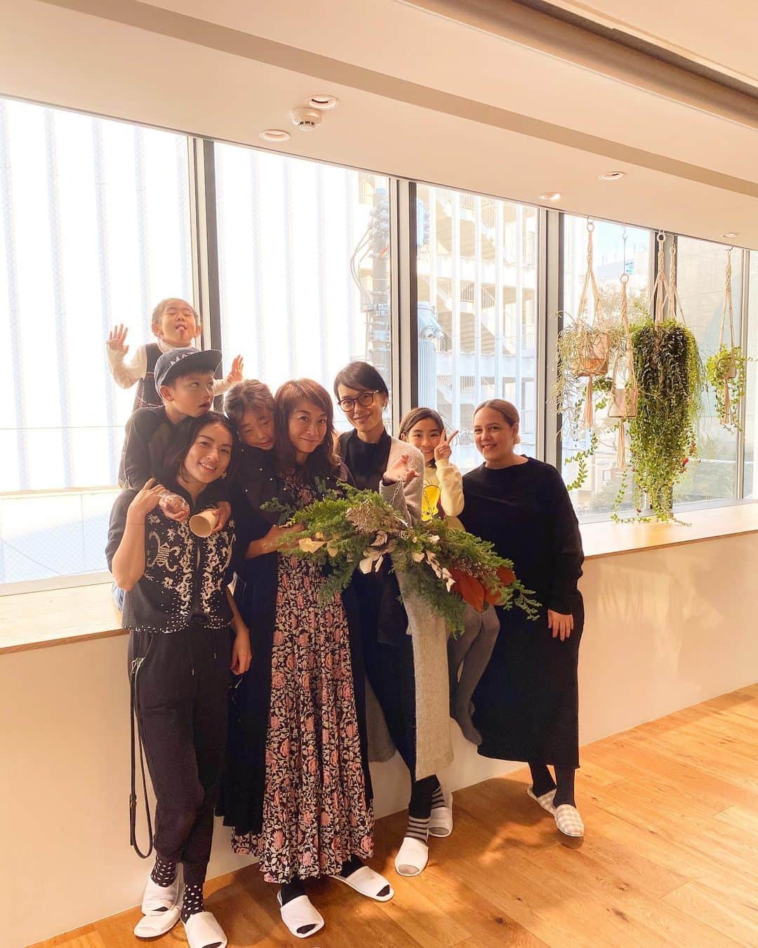桃生亜希子のインスタグラム：「今日は吉祥寺までマリアさん　@marimariamonday のリース作りwork shopを初体験。 　楽しかった♪❤️ 香りも良いし、無心にやる作業はやっぱりいいもんだ。 帰って、また変化していくリースを部屋に飾るのもたのしみだな😊 @bayflow_kichijoji #あのいとk」