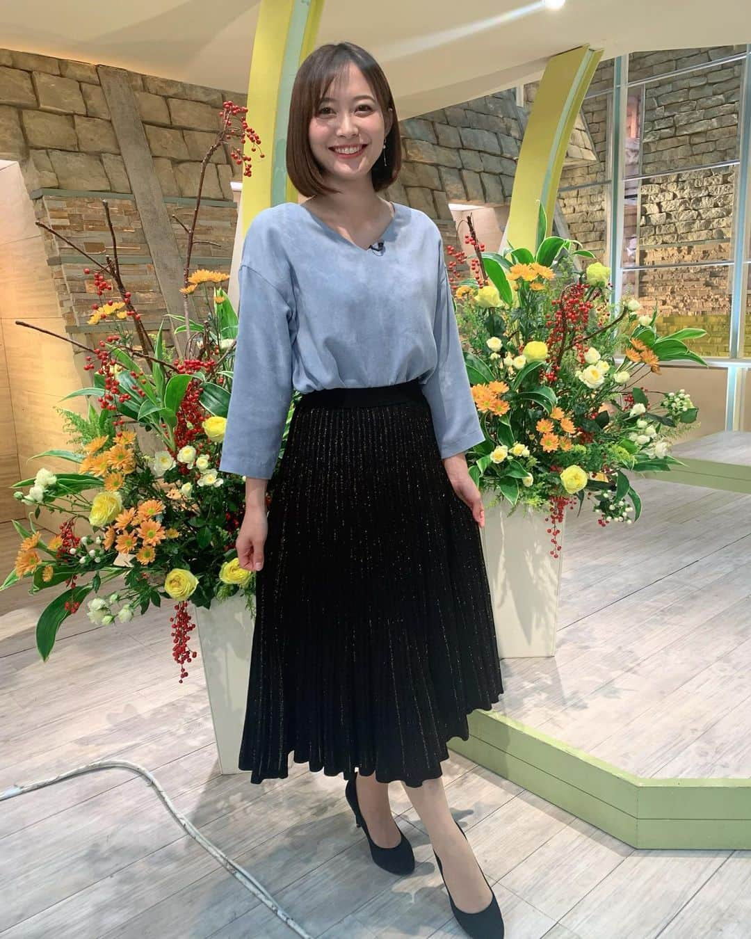 久冨慶子さんのインスタグラム写真 - (久冨慶子Instagram)「・ 今日の衣装は @loungedress  でした😊 スカートキラキラしていましたよ✨✨ レンズ汚れたまま撮ったら 変な光が入っちゃいました🙄 ＊ ＊ #テレビ朝日 #サンデーステーション #久冨慶子 #衣装 #12月」12月1日 19時26分 - keiko0hisatomi