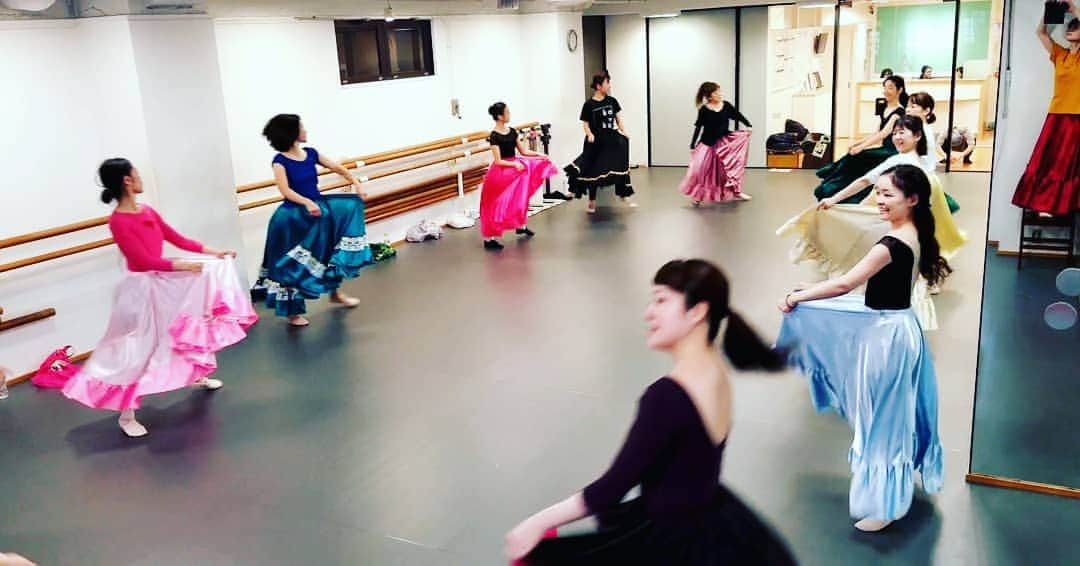 風花舞さんのインスタグラム写真 - (風花舞Instagram)「Chacott(日)ダンスplus、本日も終了しました。 ご参加くださった皆さん、ありがとうございました。  今日から新しいナンバーに。 ミュージカルの曲で、少しお芝居を絡めている部分もあります。 お芝居をしながら踊るのはとても楽しいので、思い切りなりきって表現してください😊  今日も、いつもInstagramでレッスン動画を見てくださっている方が遠方からご参加くださったり、他にも数名初めましての方がいらっしゃいました😊 お会いできて嬉しかったです。 またぜひ一緒に踊りましょうね♪ お待ちしています！  来週はこの続きをやってから(あと少しです)頭からおさらいです。  事前予約制のクラスですので、Chacott渋谷スタジオにご予約お願いします☎️ 持ち物、曲名などはご予約の際にスタッフにお尋ねください ※IGTVに動画2本あげています。 投稿ページのプレビューは数日後削除しますが、IGTVでは引き続きご覧いただけます  #Chacott#渋谷スタジオ#毎週#日曜日#ダンスplus#宝塚#ミュージカル#シアターダンス#ダンス#レッスン#クラス#dance#lesson#class#動画#IGTV#ロングフレアースカート#スタジオの床がキレイになってた#風花舞」12月1日 19時33分 - kazahanamai_official