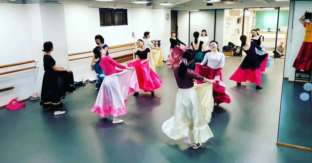 風花舞さんのインスタグラム写真 - (風花舞Instagram)「Chacott(日)ダンスplus、本日も終了しました。 ご参加くださった皆さん、ありがとうございました。  今日から新しいナンバーに。 ミュージカルの曲で、少しお芝居を絡めている部分もあります。 お芝居をしながら踊るのはとても楽しいので、思い切りなりきって表現してください😊  今日も、いつもInstagramでレッスン動画を見てくださっている方が遠方からご参加くださったり、他にも数名初めましての方がいらっしゃいました😊 お会いできて嬉しかったです。 またぜひ一緒に踊りましょうね♪ お待ちしています！  来週はこの続きをやってから(あと少しです)頭からおさらいです。  事前予約制のクラスですので、Chacott渋谷スタジオにご予約お願いします☎️ 持ち物、曲名などはご予約の際にスタッフにお尋ねください ※IGTVに動画2本あげています。 投稿ページのプレビューは数日後削除しますが、IGTVでは引き続きご覧いただけます  #Chacott#渋谷スタジオ#毎週#日曜日#ダンスplus#宝塚#ミュージカル#シアターダンス#ダンス#レッスン#クラス#dance#lesson#class#動画#IGTV#ロングフレアースカート#スタジオの床がキレイになってた#風花舞」12月1日 19時33分 - kazahanamai_official