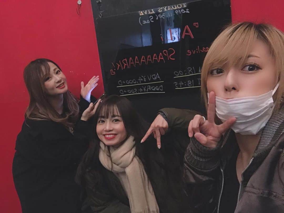 のインスタグラム：「AiLiちゃんのワンマン #すぱぁぁぁぁぁぁく れぇと佳奈と行ってきました🌟 6周年って凄い。ソロになって一年ちょっと。僕はまだよちよちです。 3KHz浴びてパワー満タンです❗️バンディーズのみなさんの演奏も素晴らしく、AiLiちゃんの太陽のようにまっすぐピュアに輝く姿を見て感動した。 夜が更けてようやく光れる月は、空が明るくても明るい太陽に想いを馳せるのでした。」