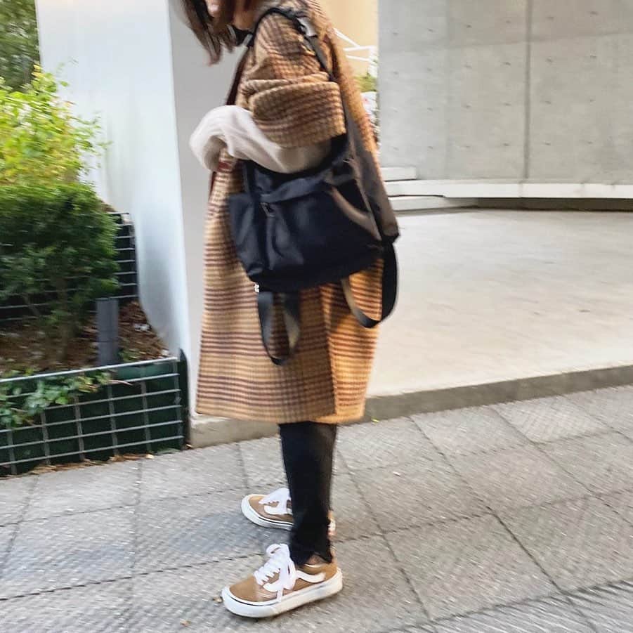 ryokoさんのインスタグラム写真 - (ryokoInstagram)「🍂 リュックのコーデについていくつか質問をもらっていたので..最近のお気に入りをご紹介☺︎ @wcjapan のもの❤︎3wayなのがとにかく魅力👌🏻 リュックにもトートにもショルダーバッグとしても使えて、公園とかだけじゃなく通勤コーデにも合わせやすい！ポケットも左右と真ん中、中にも多めにあってとにかく使い勝手が良いのです☺︎ ． #coordinate coat #lephil knit #emmi pants #zara bag #wcjapan shoes #vans #vansoldskool ． ． ． #outfit #code #fashion #locari  #mamagirl_sugotoku #mamagirl #ダブルシー #ルフィル #スニーカー女子 #スニーカーコーデ #ザラ #ザラジョ #バンズ #公園コーデ #おやコーデ #カジュアルコーデ #リュック #バックパック #コーデ #シンプルコーデ」12月1日 19時34分 - ry.0123
