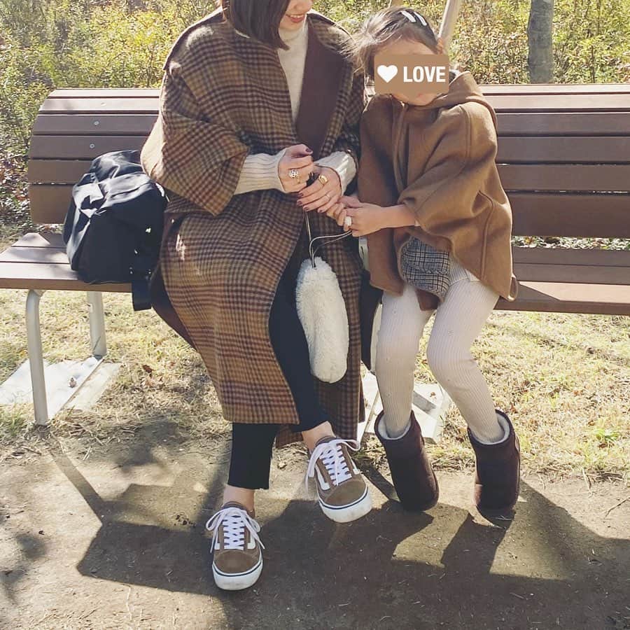 ryokoさんのインスタグラム写真 - (ryokoInstagram)「🍂 リュックのコーデについていくつか質問をもらっていたので..最近のお気に入りをご紹介☺︎ @wcjapan のもの❤︎3wayなのがとにかく魅力👌🏻 リュックにもトートにもショルダーバッグとしても使えて、公園とかだけじゃなく通勤コーデにも合わせやすい！ポケットも左右と真ん中、中にも多めにあってとにかく使い勝手が良いのです☺︎ ． #coordinate coat #lephil knit #emmi pants #zara bag #wcjapan shoes #vans #vansoldskool ． ． ． #outfit #code #fashion #locari  #mamagirl_sugotoku #mamagirl #ダブルシー #ルフィル #スニーカー女子 #スニーカーコーデ #ザラ #ザラジョ #バンズ #公園コーデ #おやコーデ #カジュアルコーデ #リュック #バックパック #コーデ #シンプルコーデ」12月1日 19時34分 - ry.0123