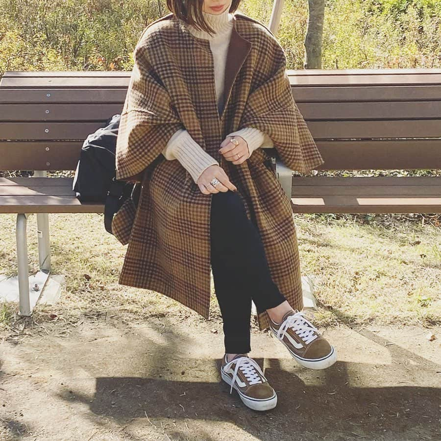 ryokoさんのインスタグラム写真 - (ryokoInstagram)「🍂 リュックのコーデについていくつか質問をもらっていたので..最近のお気に入りをご紹介☺︎ @wcjapan のもの❤︎3wayなのがとにかく魅力👌🏻 リュックにもトートにもショルダーバッグとしても使えて、公園とかだけじゃなく通勤コーデにも合わせやすい！ポケットも左右と真ん中、中にも多めにあってとにかく使い勝手が良いのです☺︎ ． #coordinate coat #lephil knit #emmi pants #zara bag #wcjapan shoes #vans #vansoldskool ． ． ． #outfit #code #fashion #locari  #mamagirl_sugotoku #mamagirl #ダブルシー #ルフィル #スニーカー女子 #スニーカーコーデ #ザラ #ザラジョ #バンズ #公園コーデ #おやコーデ #カジュアルコーデ #リュック #バックパック #コーデ #シンプルコーデ」12月1日 19時34分 - ry.0123